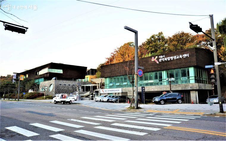 관악복합평생교육센터는 두 개의 공간(좌측 본관, 우측 별관)으로 구성됐다 