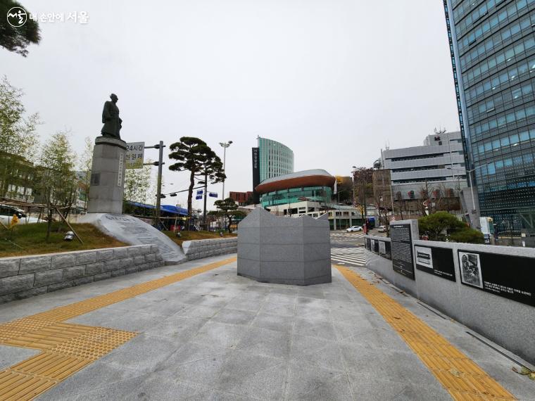 교통섬에 충정공 민영환 동상과 사료가 있어서 작은 기념관이 되었다.ⓒ윤혜숙