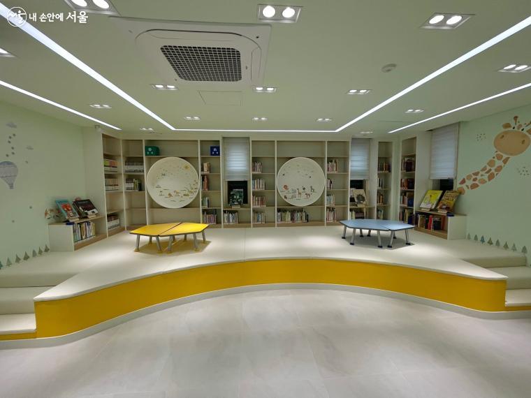 항동푸른도서관 1층 어린이·영유아 자료실