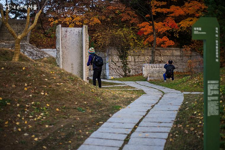 통감관저터를 촬영하고 있는 시민들의 모습 