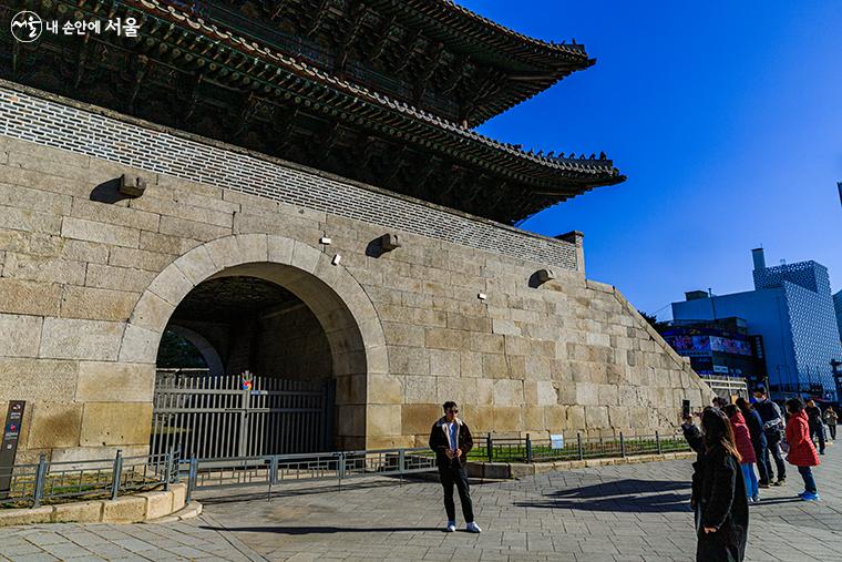 도보해설관광에 참여한 시민들이 흥인지문(興仁之門) 앞에서 사진촬영 하는 모습