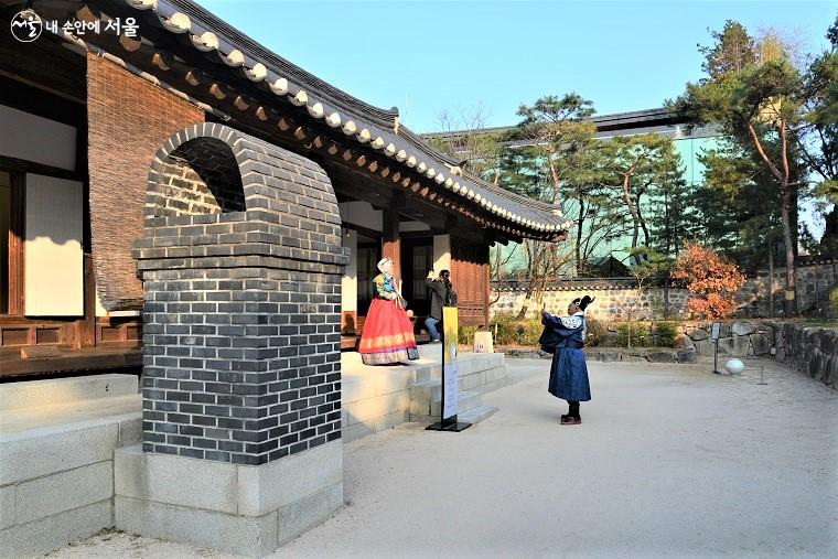 한국 남산골한옥마을을 찾아 전시된 작품 관람을 즐기는 외국인 관람객들
