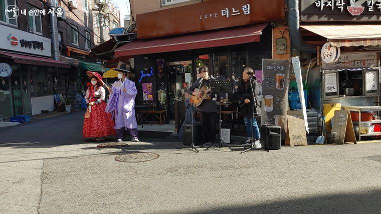 골목길 곳곳에서 버스킹 공연을 했던 가수 에세테라 