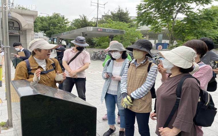 조선통신사의 길 표석 조형물 앞에서 수강생들이 문화해설사의 설명을 듣고 있다. ⓒ한기석
