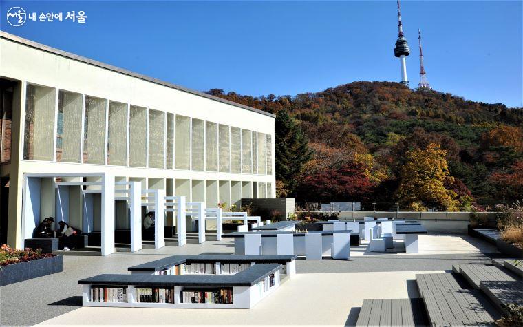 휴식과 친환경 독서 공간인 ‘남산하늘뜰’에서의 남산과 서울N타워 조망 