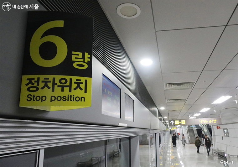서울시는 9호선 혼잡도 개선을 위해 전동차 8편성(48칸) 증편을 추진한다