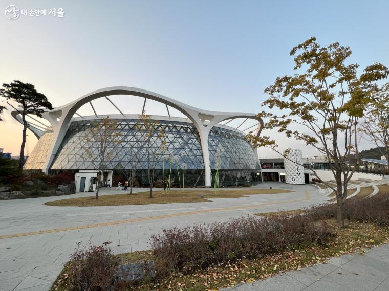 서울식물원은 공연장 및 미술관에서 도보 5~10분 거리에 위치하고 있다. 