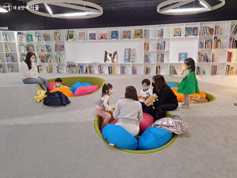 서울아트책보고의 '즐겨보고'에서 가족들이 책을 즐겨보고 있다.