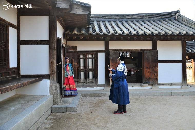 서울 남산골한옥마을, 한복을 곱게 차려 입고 전시관을 찾은 외국인 관람객들 