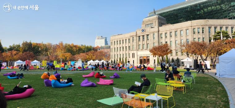 서울광장 앞에서 바라본 개관 10주년을 맞은 서울도서관 