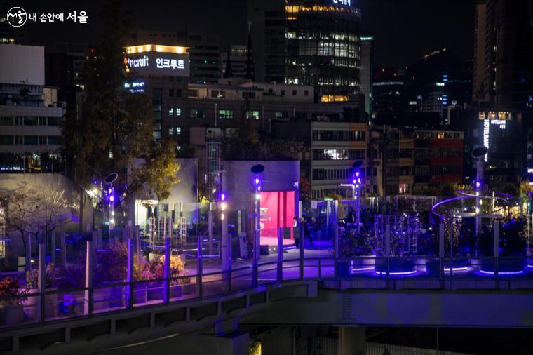 서울로7017도 곳곳에 조명이 켜져 '도킹 서울'의 야경을 한껏 빛내주고 있다.