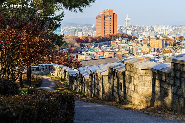 성벽을 중심으로 도심 풍경을 한눈에 바라볼 수 있다.