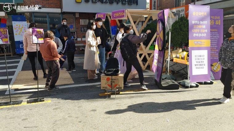 종로구 창신동의 지역 행사 '흥, 인 창신'이 열려 많은 주민이 참여했다.  