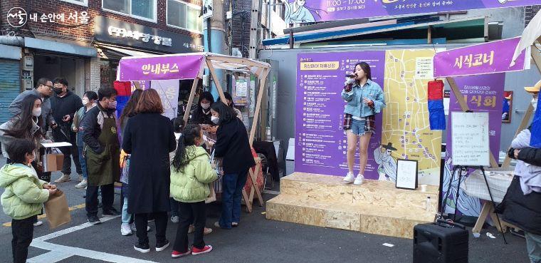 어쿠스틱 공연으로 주민들과 함께 한 가수 오뮤오 