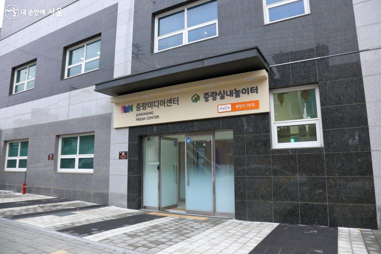 서울형 키즈카페 중랑실내놀이터는 용마산로의 아파트 공공기여시설 2층에 문을 열었다.