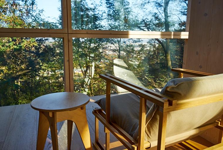 편안한 의자에 기대어 창밖의 인왕산 풍경을 보며 휴식을 하거나 독서를 해도 좋다 ⓒ이정규