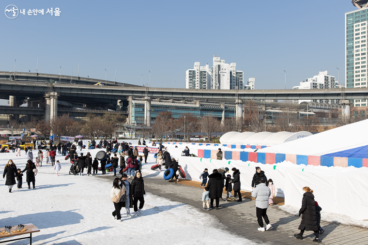 계속되는 한파로 몸도 마음도 움츠러들 때일수록 집에만 있지 말로 밖으로 나가서 야외활동을 하는 것이 좋다.