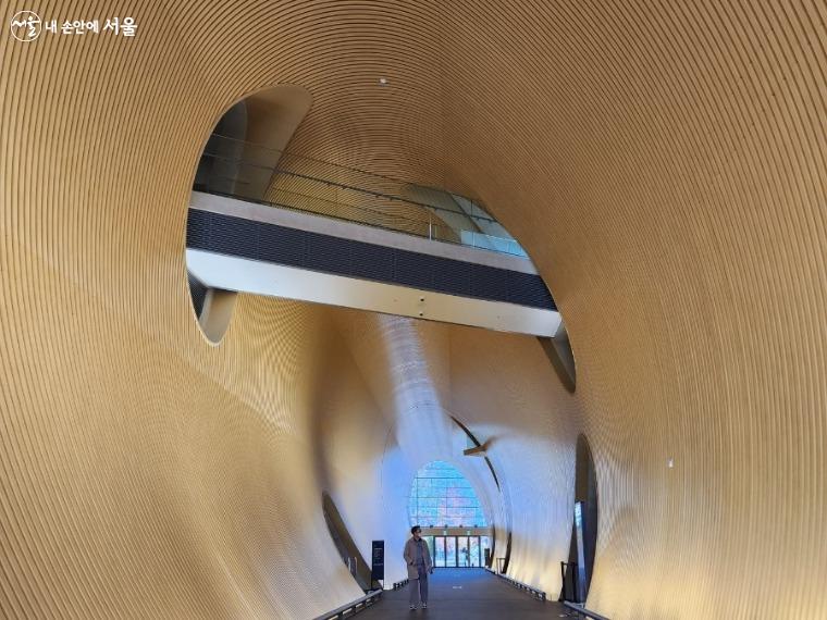 건물을 관통하는 80m 길이의 터널인 튜브는 LG아트센터의 시그니처 공간이다. ⓒ김은주