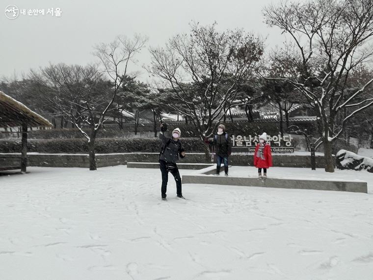 눈 덮인 남산골한옥마을에서 사진을 찍는 외국인 관광객들 ⓒ이정민