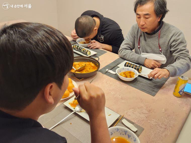 밥집알로에서 청년들과 식사하는 박종인 신부