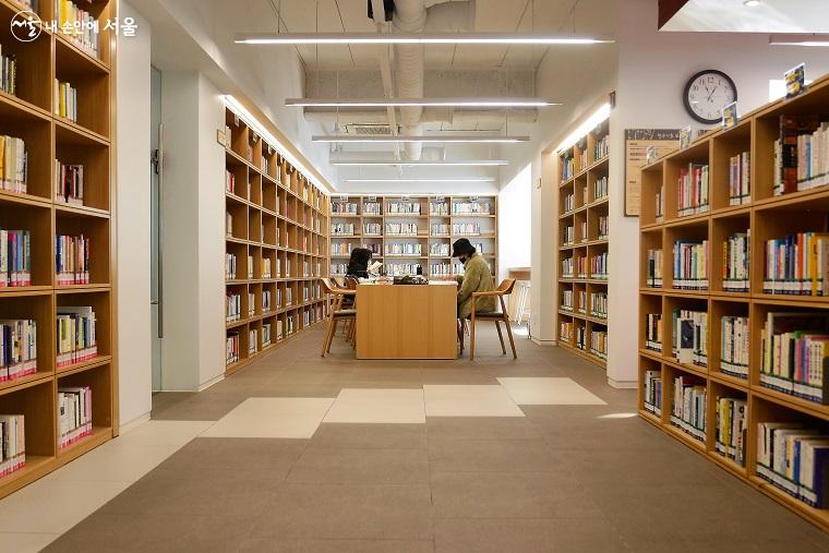 화랑도서관 5층 종합자료실 '숲길'. 청소년과 마을주민을 위한 책과 쉼터가 준비된 독서문화 공간이다.