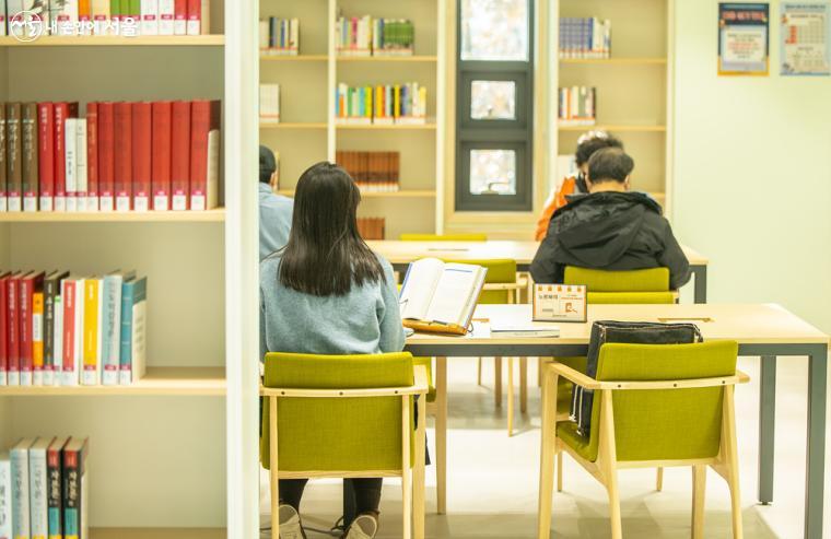 비교적 작은 규모의 열람실이지만, 노트북 전용공간을 마련해 이용자에게 편의를 제공한다