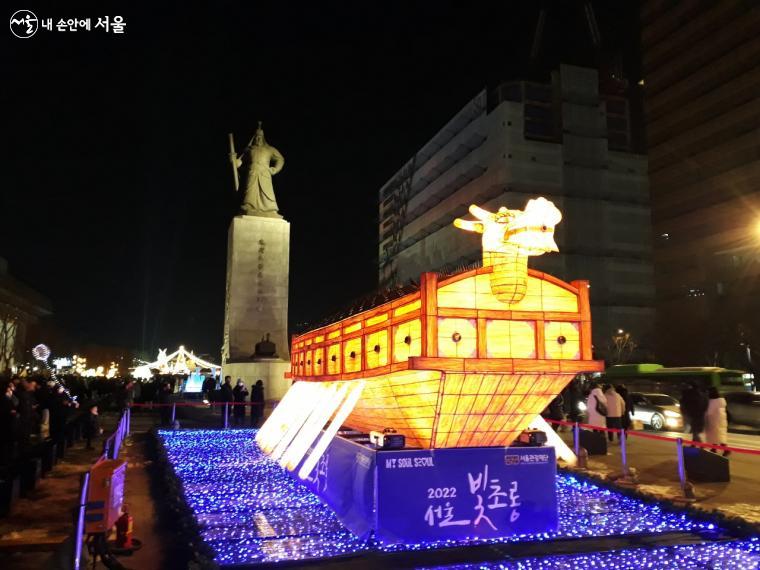 이순신 장군의 동상이 있는 광화문 광장 초입 움직이는 거북선 인기가 뜨겁다  ©엄윤주