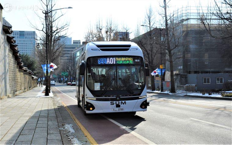 효자로를 주행 중인 ‘청와대 자율주행버스’ ⓒ조수봉