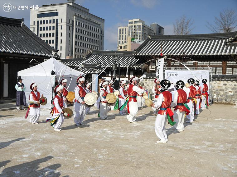 '동짓날 지신밟기'가 끝나고 전통가옥 마당에서 신명나는 풍물 공연이 펼쳐졌다.