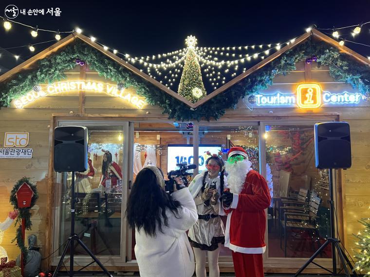 크리스마스 분위기를 물씬 자아내는 운영요원들이 곳곳에 배치되어 안내를 맡고 있다. ⓒ박지영