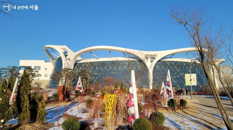 서울식물원에서는 ‘겨울정원’ 전시를 내년 3월까지 진행한다