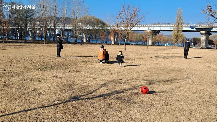 초겨울 햇살 아래 아직 공놀이하는 귀여운 아이가 있는 광나루 한강공원 ⓒ이선미