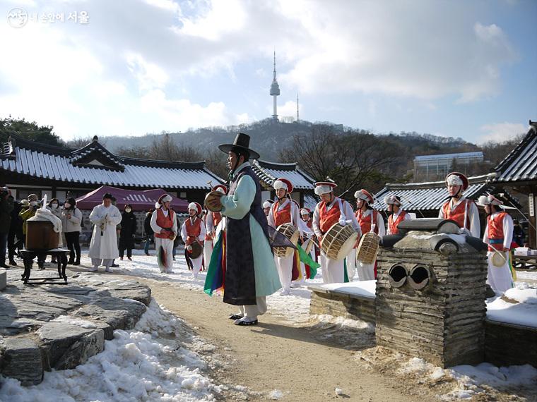 남산골한옥마을 정문에서 솟대쟁이패보존회의 '동짓날 지신밟기' 공연이 시작되었다.