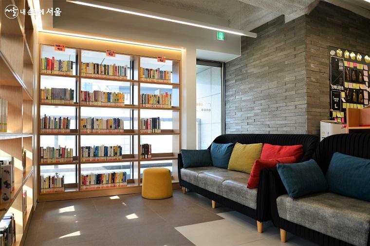 5층 종합자료실, 소파에 앉아서 편하게 독서할 수 있다.