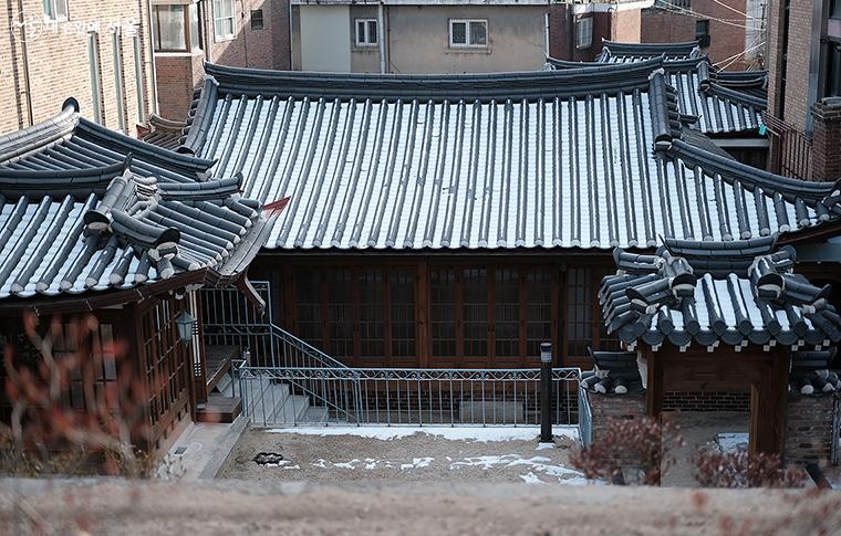 후원의 가장 높은 곳에서 바라본 홍건익 가옥의 모습. 기와에 눈이 소복이 내려앉아 겨울 한옥만의 아름다운 풍경을 보여주고 있다. ⓒ김아름