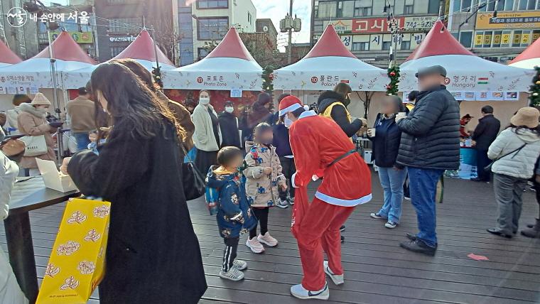 산타 삼촌이 어린이들과 가위바위보를 해서 사탕선물을 주었다.