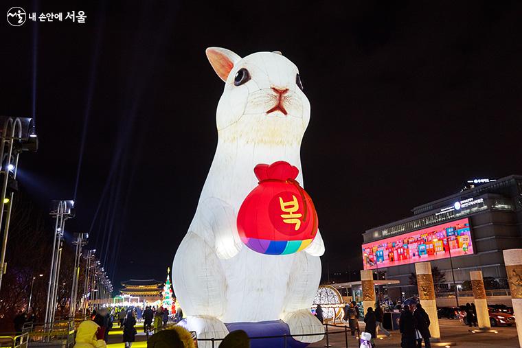 ‘서울 빛초롱’의 전시 2구역에서는 다가오는 토끼해를 맞아 12m의 대형 복토끼가 전시되어 있다 ⓒ이정규