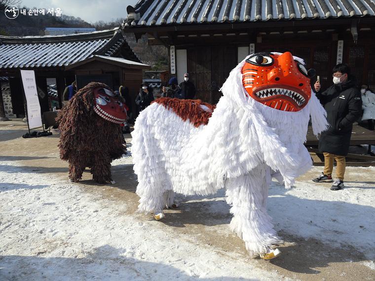 액운을 물리치고, 복을 비는 '벽사진경(辟邪進慶, 귀신을 쫓고 경사로운 일을 맞이함)'의 의미로 펼쳐진 '액운타파 사자난장' 공연을 위해 사자들이 입장하고 있다. 