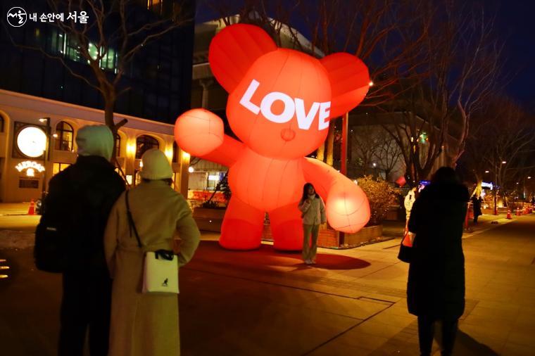 'LOVE'라고 적혀 있는 귀여운 모습의 대형 곰돌이도 인기 있는 사진 스팟이다.