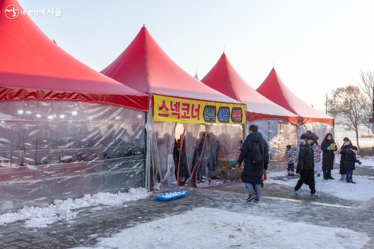 매점에서는 어묵, 떡볶이 등 간단한 간식거리를 판매 중이며 실내에서 잠시 몸을 녹이기 좋다. ⓒ이병문