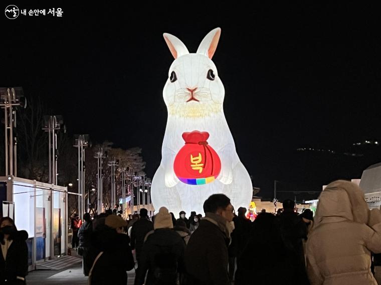 2023년 계묘년을 맞아 광화문광장에 출현한 대형 토끼 등 앞엔, 새해의 복을 받고자 하는 시민들의 발걸음이 이어졌다.  ⓒ박지영