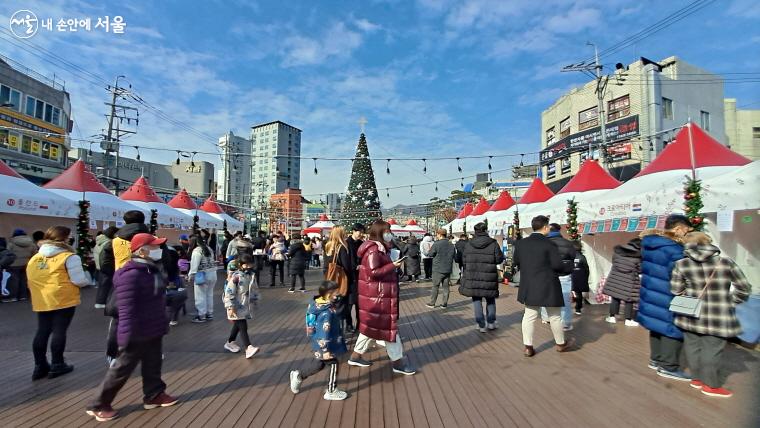 시민들이 많아지면서 안전선을 만들어 질서유지를 했다.