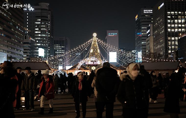 크리스마스 분위기 가득한 '광화문광장 마켓'은 시민들에게 또 다른 행복과 즐거움을 선사한다. ⓒ김아름