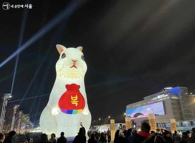 내년 토끼의 해를 맞이해 세운 대형 복토끼 앞에 관람객이 모인다.