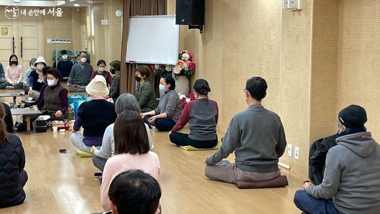 우리소리도서관 명상 클래스, '休, 차와 생각에 잠기다'가 열렸다. ⓒ차와명상