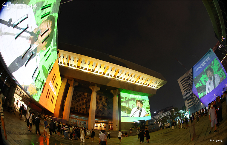 ‘서울라이트 광화’가 세종문화회관 등 광화문광장 일대 건물에서 진행된다.