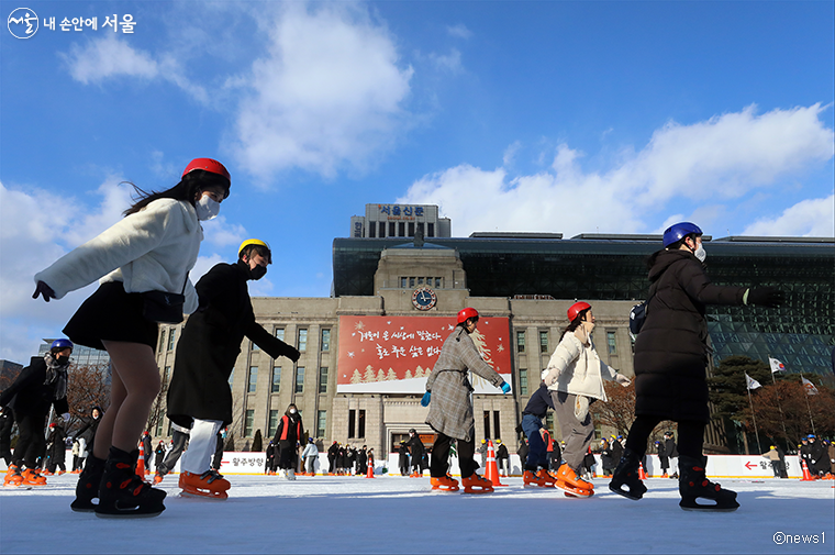 서울광장 스케이트장이 지난 12월 21일 개장했다.