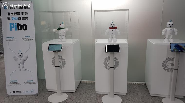 라운지에는 인공지능 로봇이 있어 짤막한 대화를 나눠 볼 수 있다. ⓒ박분