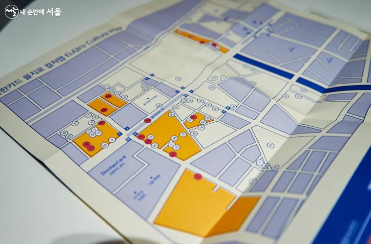 을지로컬처존 한편에는 을지로 컬처맵도 비치되어 있다. 시간이 좀 흐른 지도인 듯하지만 초보 을지로 여행자의 좋은 길잡이가 될 수 있을 것이다 ⓒ이정규