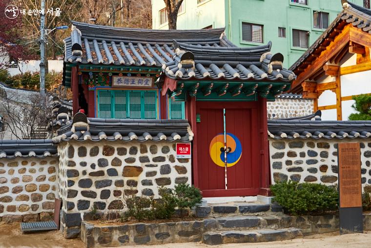 공민왕사당의 모습. 한국전쟁 때 파괴된 것을 전쟁 직후 주민들이 스스로 다시 건축했다고 한다. 